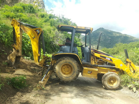 Continúa los trabajos para la apertura de caminos y carreteras que sufrieron afectaciones por las intensas lluvias registradas en la Oaxaca.
