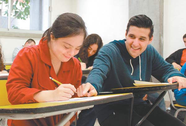 Reciben formación y a la vez son incluidos en sector laboral.