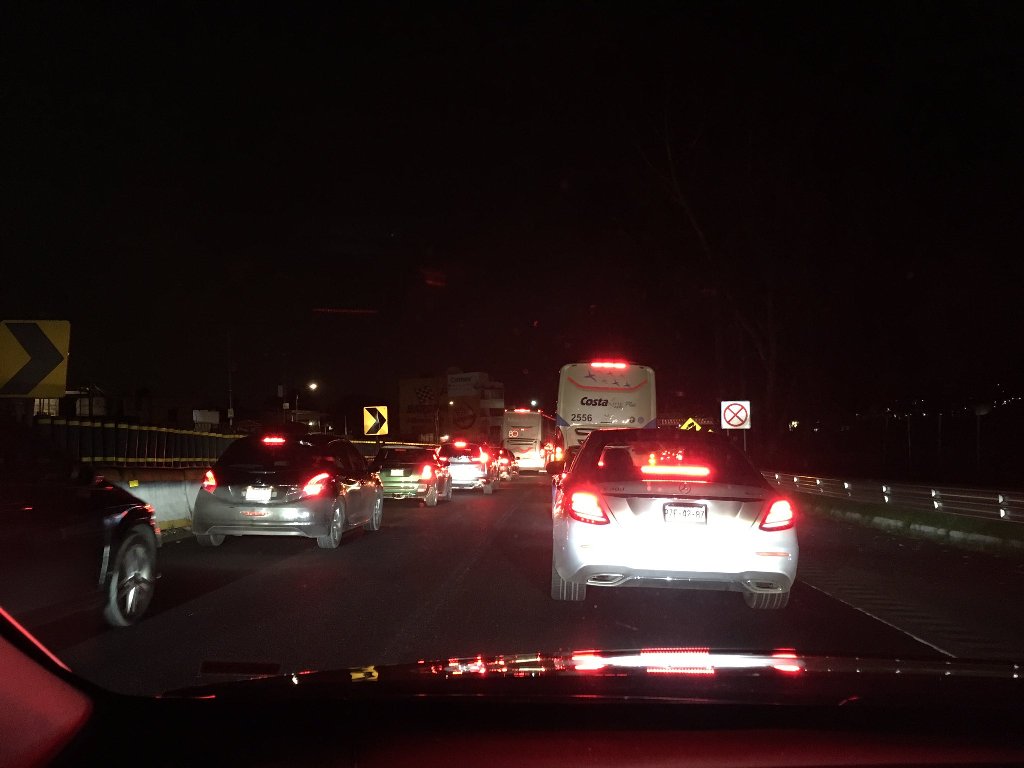 Usuarios de redes sociales han reportado el bloqueo en la autopista México-Cuernavaca.