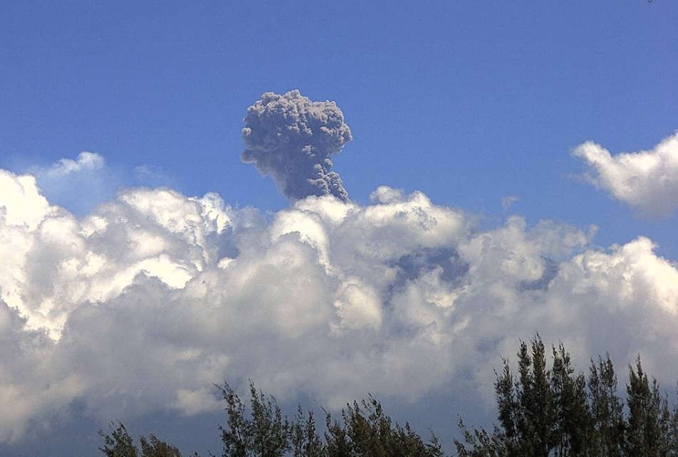 El volcán Popocatépetl registró a las 14:32 horas y a las 17:12 horas de este domingo fumarolas de más de dos mil metros de altura en dirección al nor
