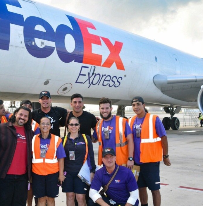 Los alimentos para los damnificados llegaron a bordo de un avión de FedEx.