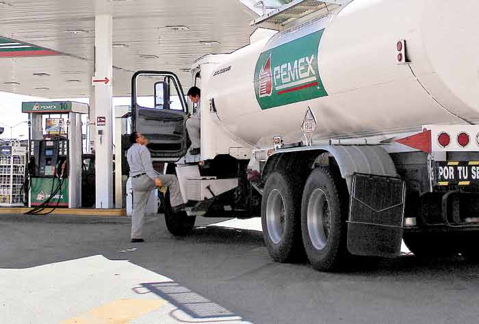 Los camiones salían con un excedente que era entregado en puntos intermedios antes de llegar a gasolinerías.
