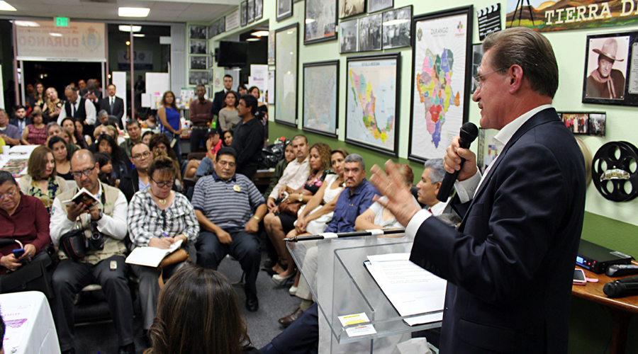 El gobernador se reunió con duranguenses que viven en Los Angeles. 