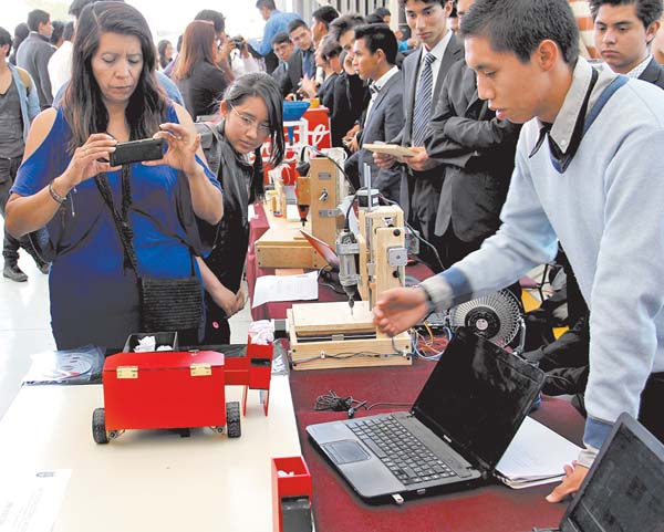 Los estudiantes del Cecyt 3 crearon un prototipo a escala para mostrar cómo funciona su invento.