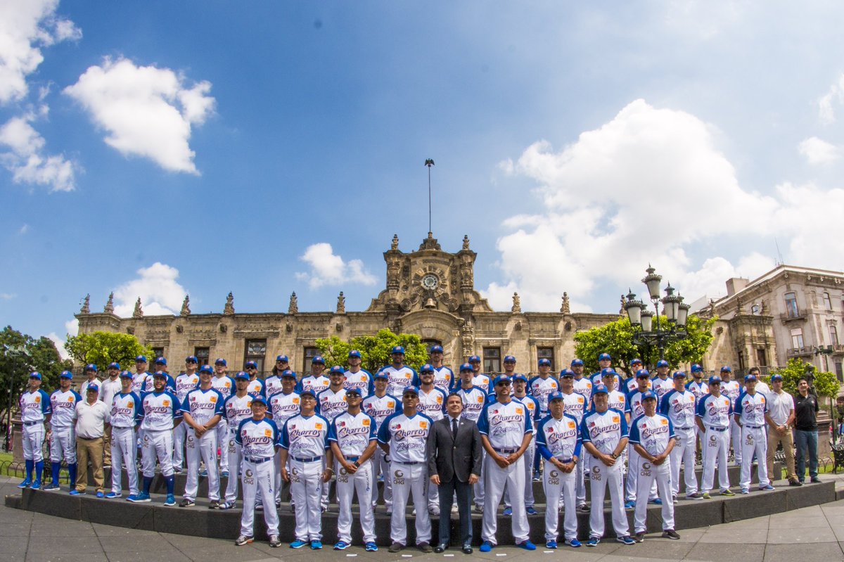 El gobernador, Aristóteles Sandoval, acompañó a la novena jalisciense que se tomó la foto afuera del Palacio de Gobierno. 