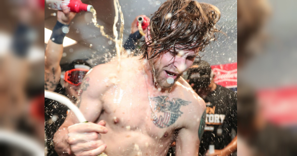 Josh Reddick, en ropa interior, fue bañado por sus compañeros con chorros de champán