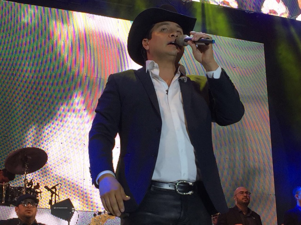 Julión Álvarez se presentó ante 60 mil personas en la Feria Arriba Juárez. 