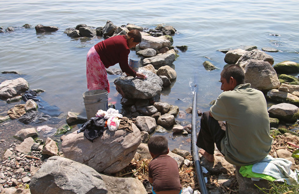 La ropa aún la lavan en una orilla del lago de Chapala