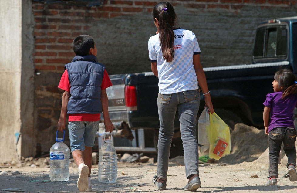 Algunos lugareños acuden a centros de distribución de agua potable que han puesto las autoridades