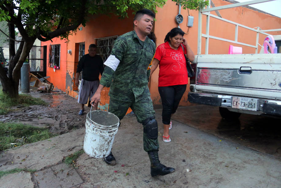 Los colonos necesitaron ayuda para sacar el agua de sus casas. 