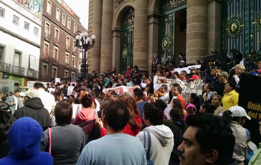Ambos grupos advierten que de no entregar recursos para vivienda popular, continuarán con las manifestaciones.