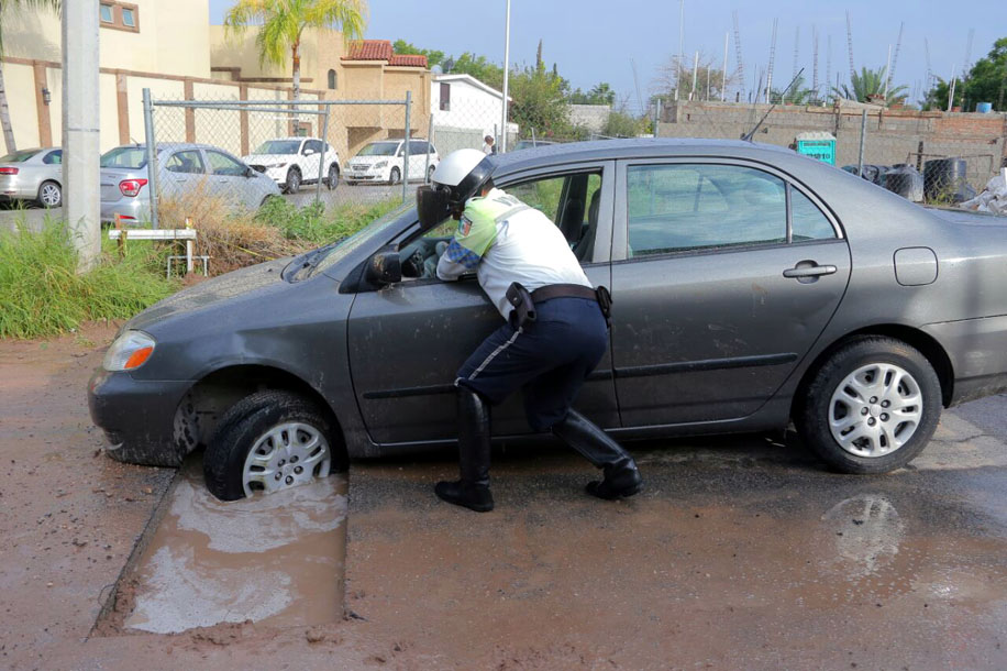 Hubo reportes de autos atorados en pozos y 'hoyos' provocados por las lluvias.