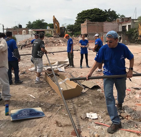 En la foto compartida por la embajadora se observa a su esposo trabajando como voluntario.