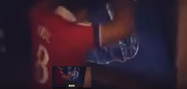 En la imagen se observa al fanático perder la cabeza y golpear su pantalla.