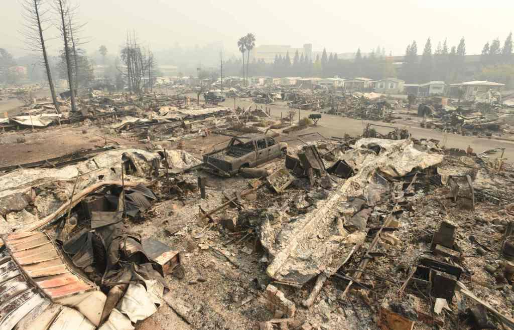 Los incendios empezaron de manera explosiva el domingo por la noche, azuzados por los fuertes vientos que comenzaron a ceder, de manera que los bomber