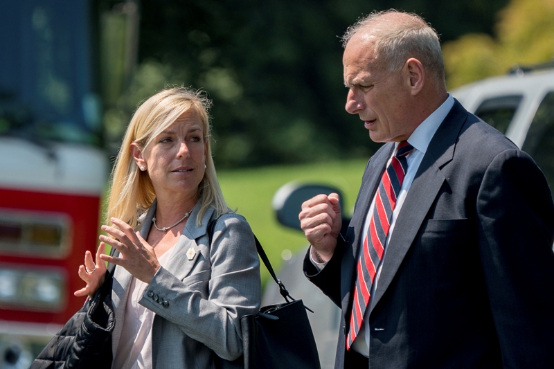 Kirstjen Nielseny y el general retirado John Kelly.