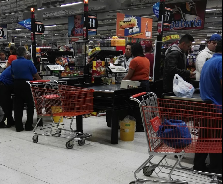 La mujer fue detenida en el área de cajas y su cómplice en el exterior de la tienda.