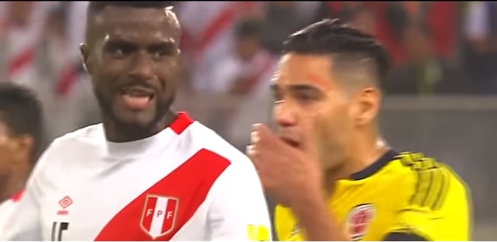 Plática entre Falcao y jugadores peruanos