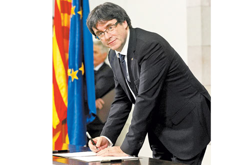 El presidente catalán Carles Puigdemont firma el acta de independencia. 