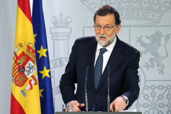 El presidente del gobierno español, Mariano Rajoy, pidió al líder catalán Carles Puigdemont que aclare oficialmente si declaró la independencia.