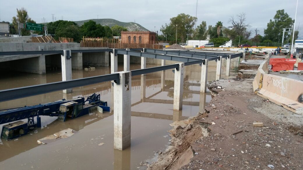 Tardarán 48 horas en sacar agua de obras del Metrobús informó Protección Civil.