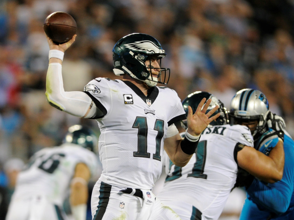 Carson Wentz tuvo una buena noche ante Carolina 