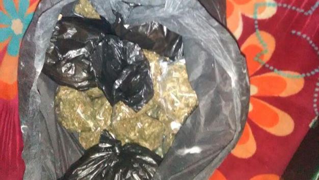 A unos de los detenidos se les encontró un kilogramo de hierba verde con características de mariguana.