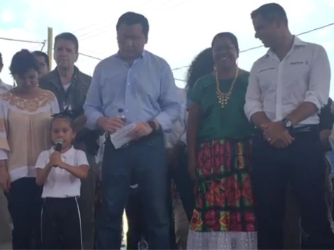 Durante la entrega de hornos para hacer totopos y pan, el titular de la Segob, Miguel Ángel Osorio Chong consoló a una niña, quien mostró tristeza por