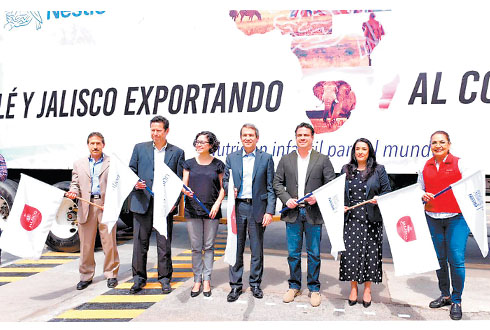 El gobernador Aristóteles Sandoval atestigua el banderazo de salida de las exportaciones de Nestlé. 