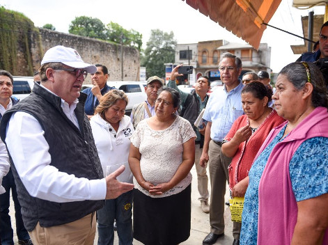 El gobernador de Morelos visitó el municipio de Ocuituco, donde platicó con padres de familia, a quienes les pidió su apoyo para los trabajos de repar