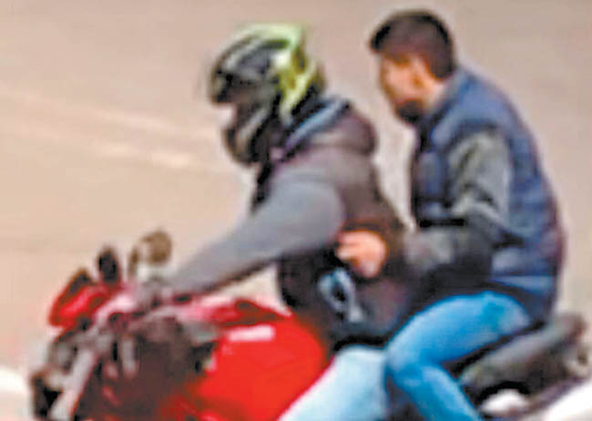 Dos de los hombres en motocicleta que presuntamente asesinaron al líder ‘narco’ de Tepito. 
