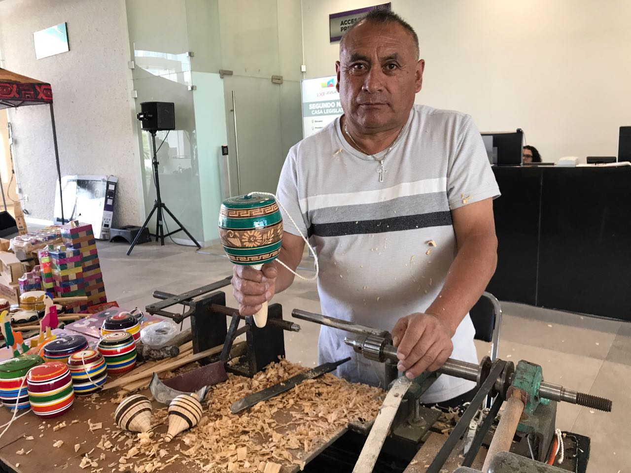 Llevaron juguetes populares mexicanos al Palacio Legislativo. 