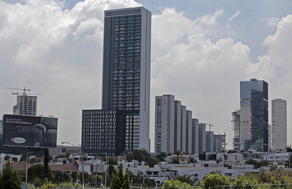 Los municipios autorizan desarrollos verticales sin exigir que aporten a la solución de problemas viales que generan en su entorno.