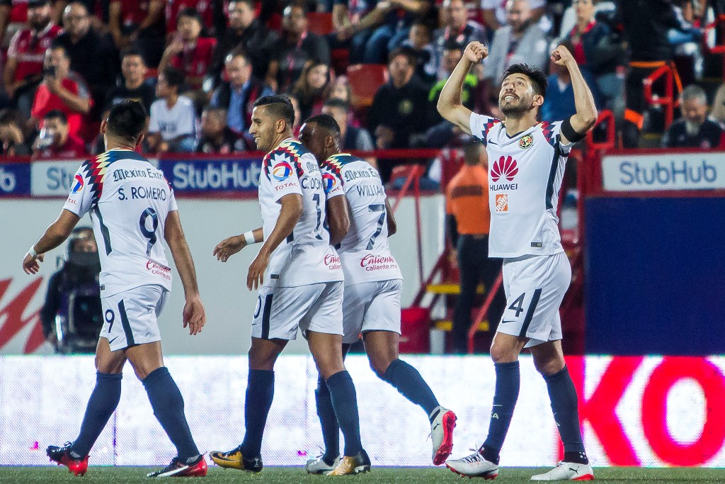 Oribe Peralta en festejo de gol