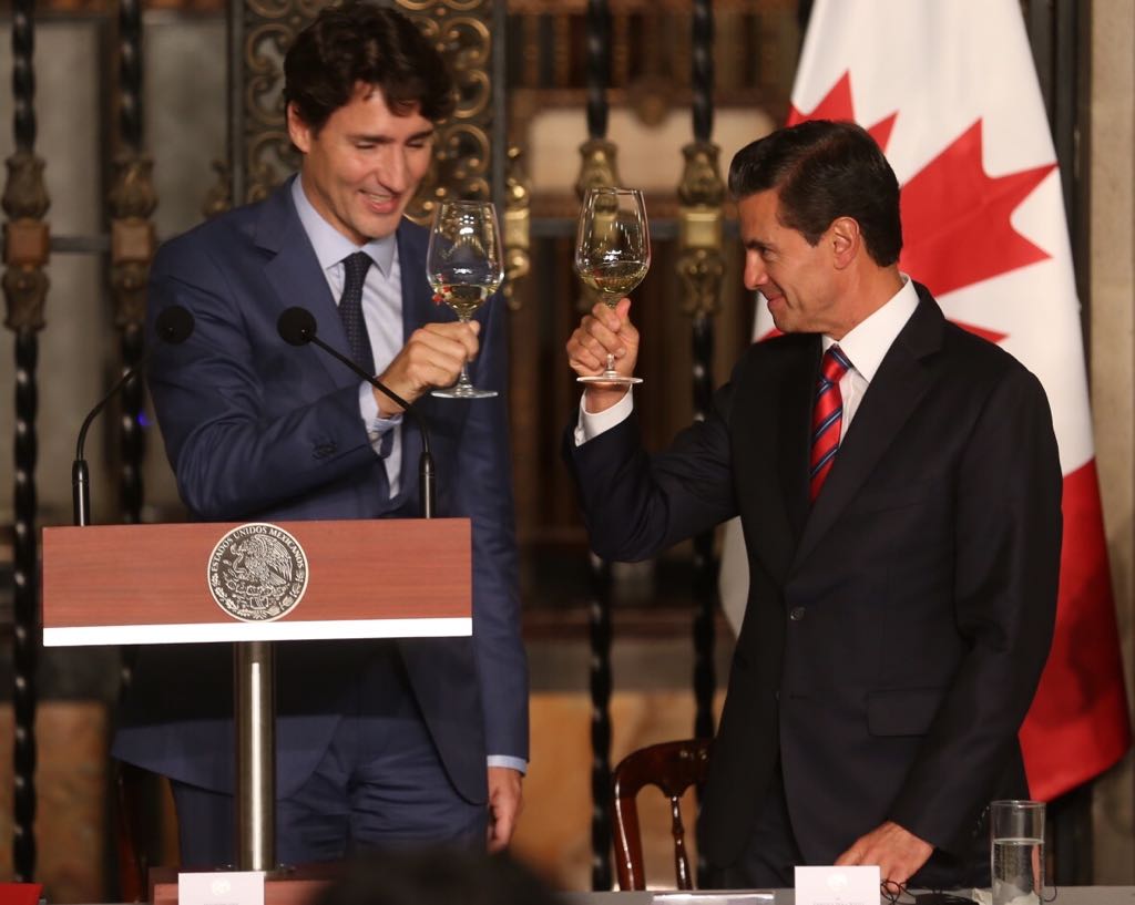 Peña Nieto y Trudeau brindan durante la cena de gala en honor al primer ministro de Canadá.