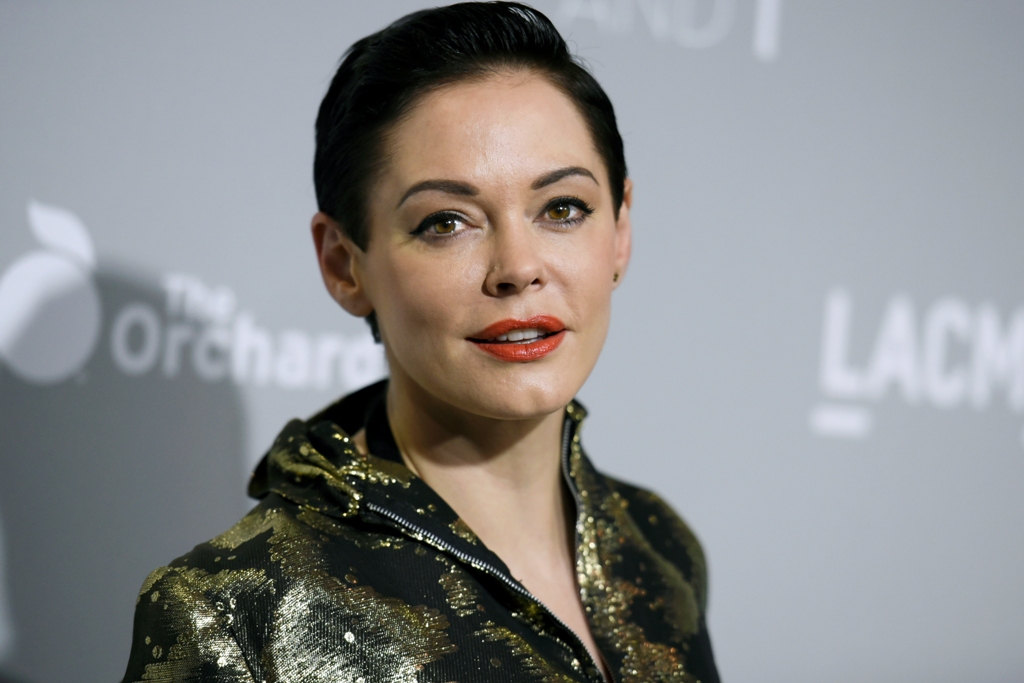  Rose McGowan asegura que Ben Affleck sabía de la conducta de acoso sexual del productor Harvey Weinstein.  