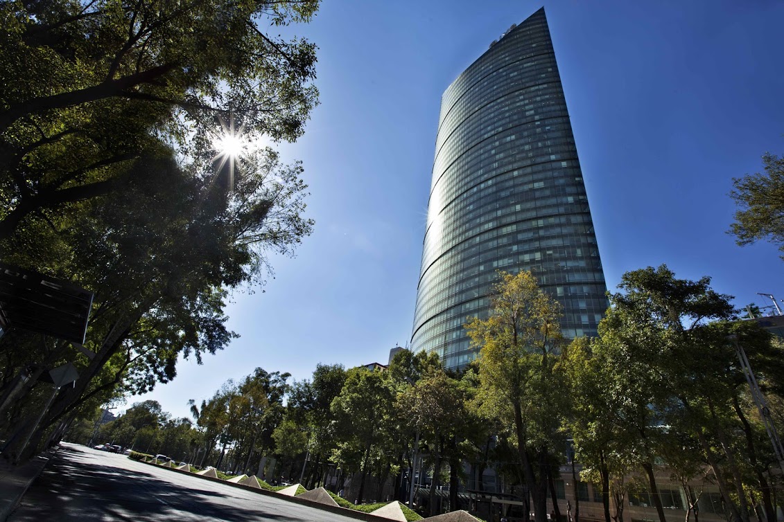 La Torre Mayor es considerado el inmueble más seguro del mundo, porque desde su diseño fue concebido para resistir las condiciones de suelo de Ciudad 