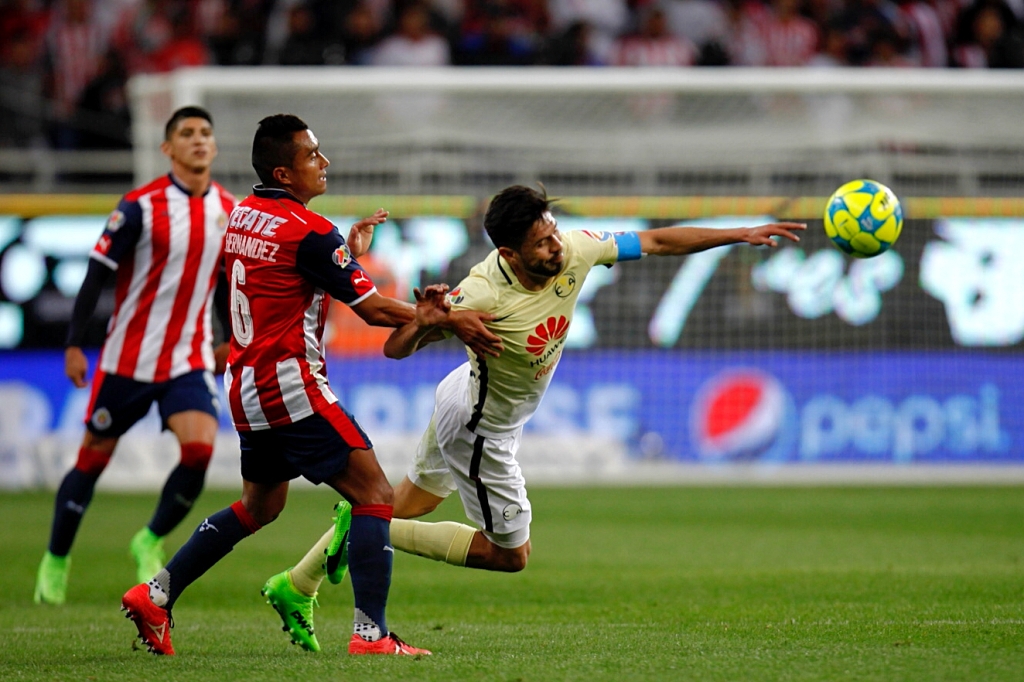 Edwin Hernandez y Oribe Peralta en la disputa del balón