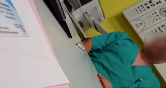 El médico fue grabado por la paciente sin que se percatara.