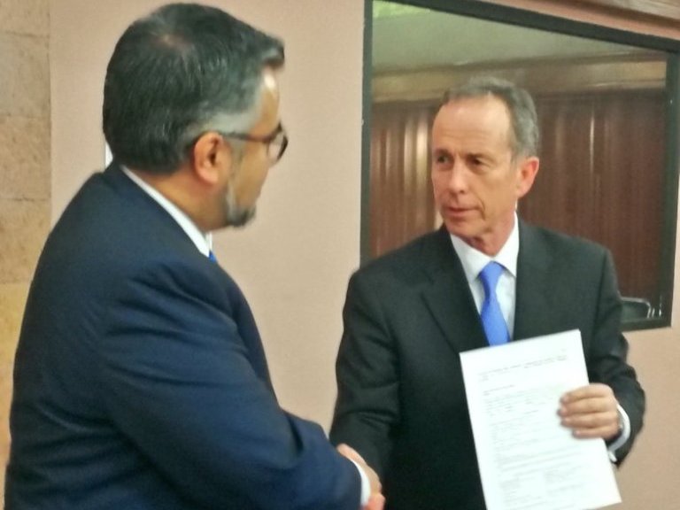 José Luis Luege presentó su solicitud de registro como candidato independiente a la Jefatura de Gobierno ante el IECM.
