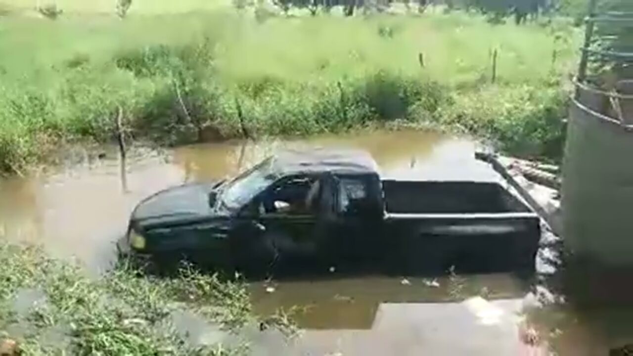 La camioneta quedo varada en un canal de Ciudad Mante.