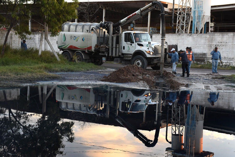 Vecinos de la colonia Campillo Sáenz, denunciaron inundaciones con agua de color azul.
