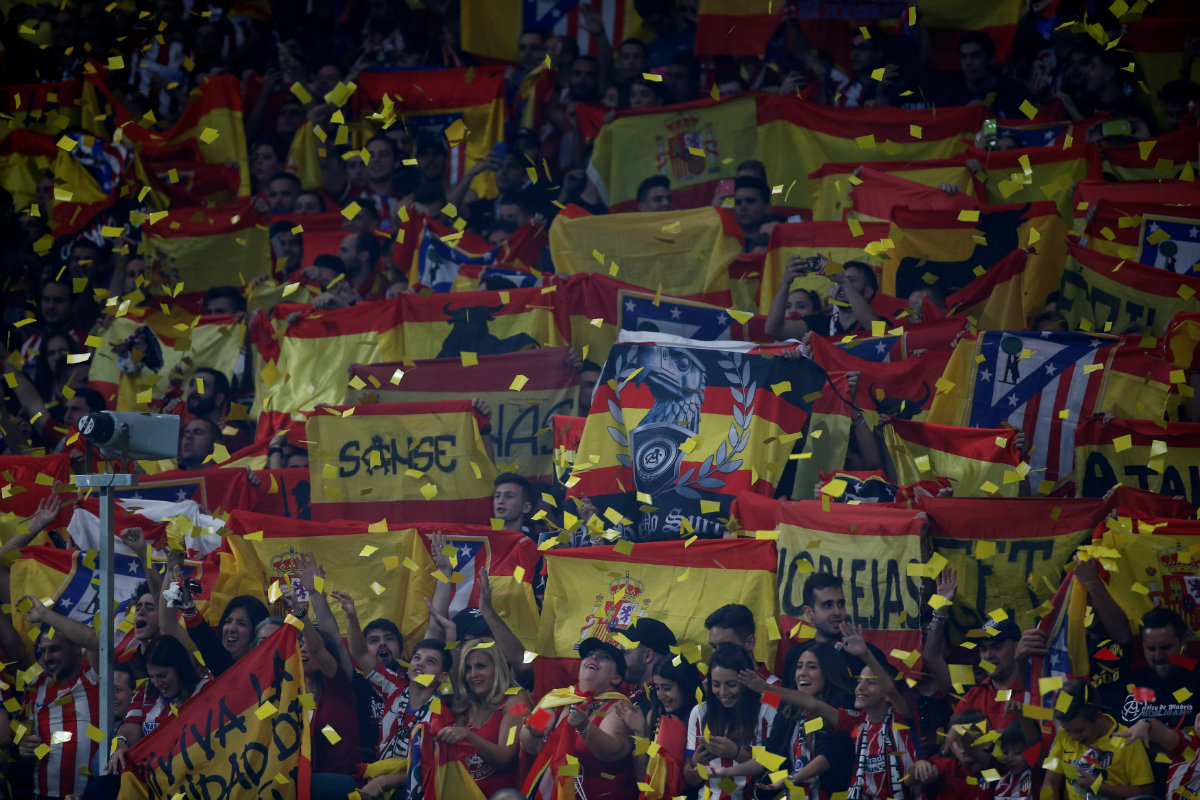 La afición del Atlético de Madrid exhibió banderas de España durante el partido ante Barcelona