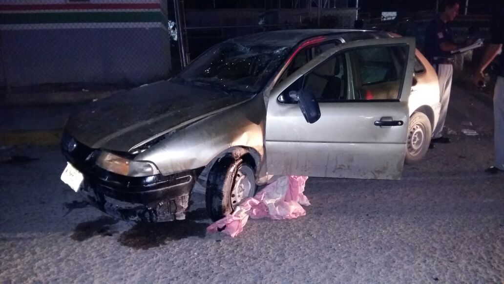 El conductor terminó volcado en el Bulevar Laguna Sur y huyó del lugar. 