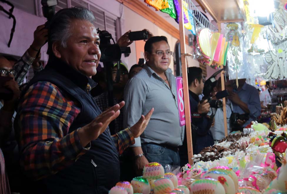 El alcalde durante el recorrido.