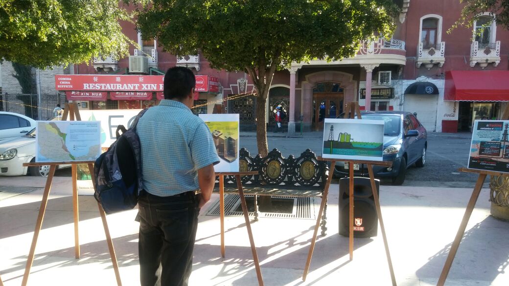 Encuentro Ciudadano Lagunero instaló una exposición en la Plaza de Armas de Torreón sobre los daños del 'fracking'.