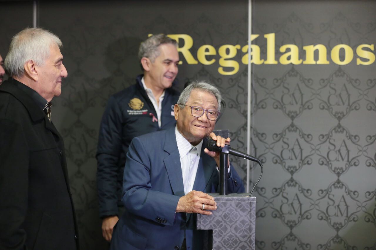 El maestro Armando Manzanero obsequió un palomazo de Contigo Aprendí durante la inauguración de la Estación Emblemática de Músicos y Compositores Mexi