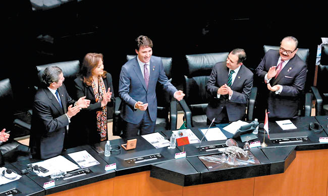 El mandatario recibió ovaciones de pie durante su mensaje en la Cámara alta; ayer culminó su visita a México. 