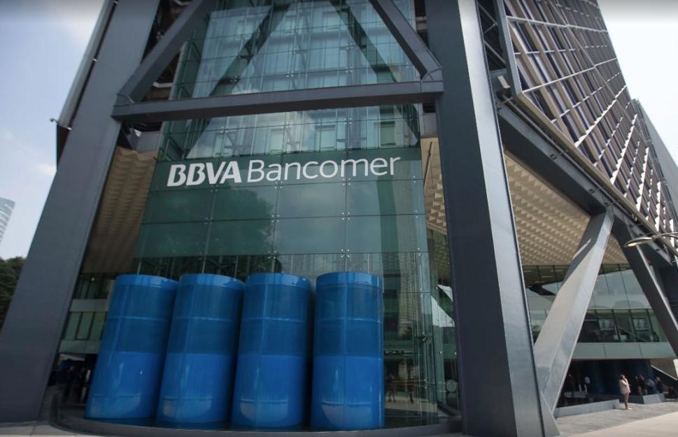 La Torre BBVA Bancomer fue diseñada para balancearse hasta 2.50 metros durante un movimiento telúrico y no colapsar. 