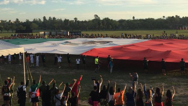 Desplegaron una bandera mexicana gigante en el campo de la Plaza Las Águilas.